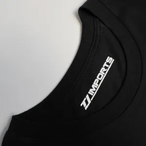 Ein weißer Nacken Innendruck, gedruckt im Siebdruck Verfahren, im Nackenbereich eines schwarzen Shirts.