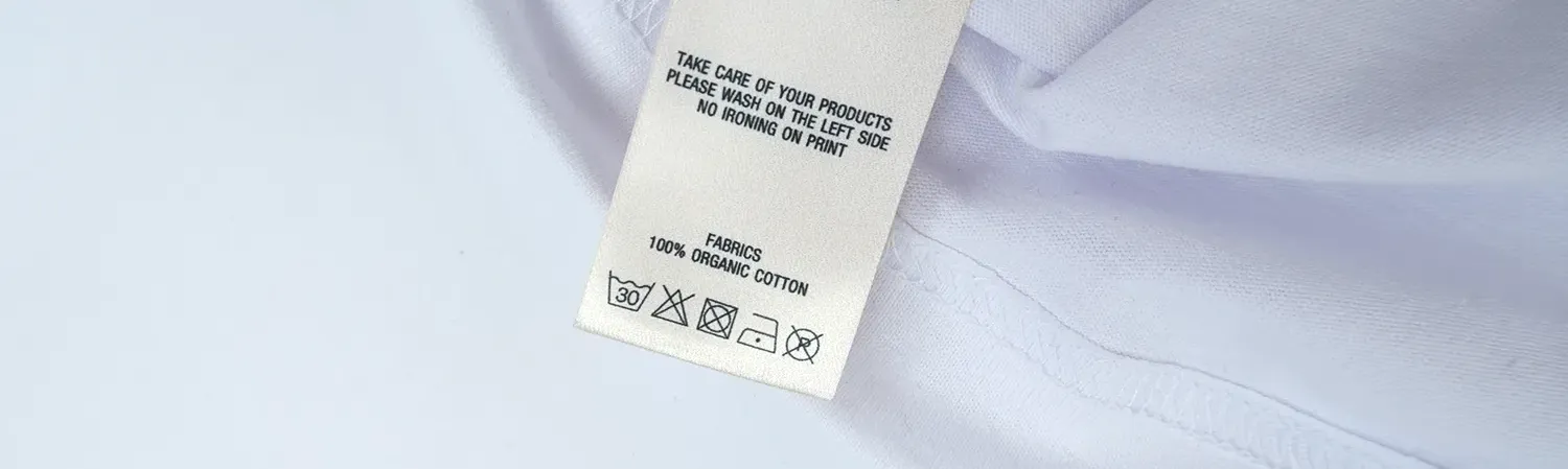 Detailbild eines nachhaltigen Merch T-Shirts mit Pflegeetikett aus Bio-Baumwolle – hochwertige Verarbeitung für langlebige, individuell bedruckte Kleidung.