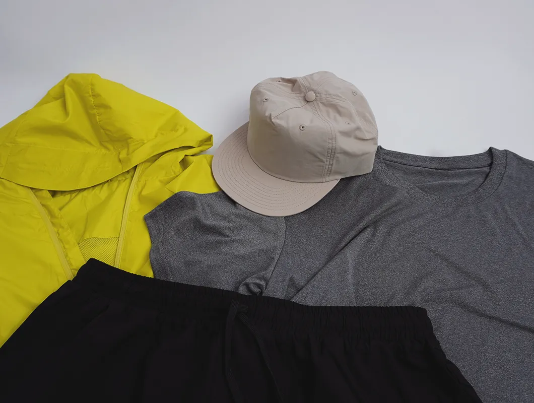 Ein Funktionsshirt zum Laufen, eine Running Shorts, eine wasserabweisende Funktionsjacke und eine Sport Cap
