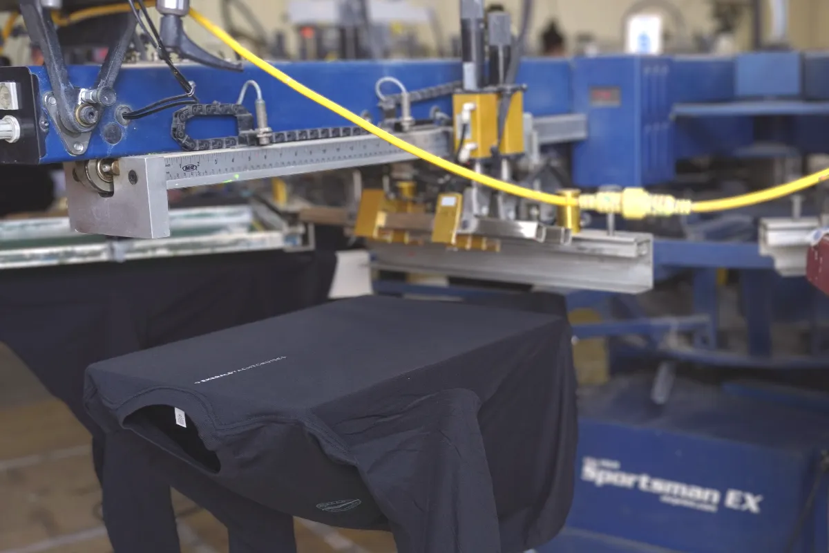 Automatischer Siebdruck für hochwertige Textilveredelung. Präziser T-Shirt-Druck mit langlebigen Farben - ideal für Unternehmen, Marken und Merchandise.