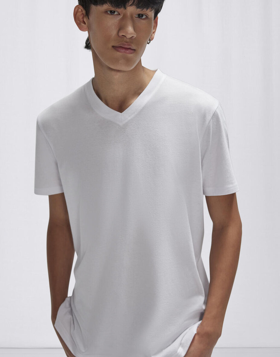 B&C TU008 #E150 V T-Shirt